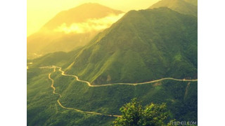 Đèo Pha Đin nổi tiếng đẹp và nguy hiểm với con đường đèo liên tục có những cua dốc dựng  